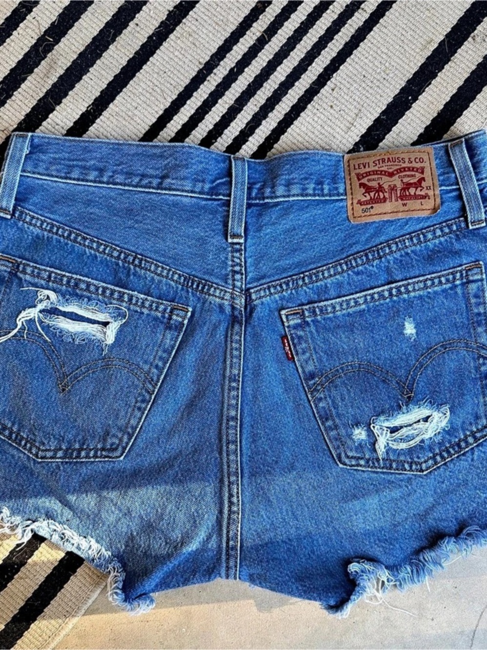 Levi's 501 Distressed Denim Jean Shorts Waist 28 Blue - Picture 2 of 3